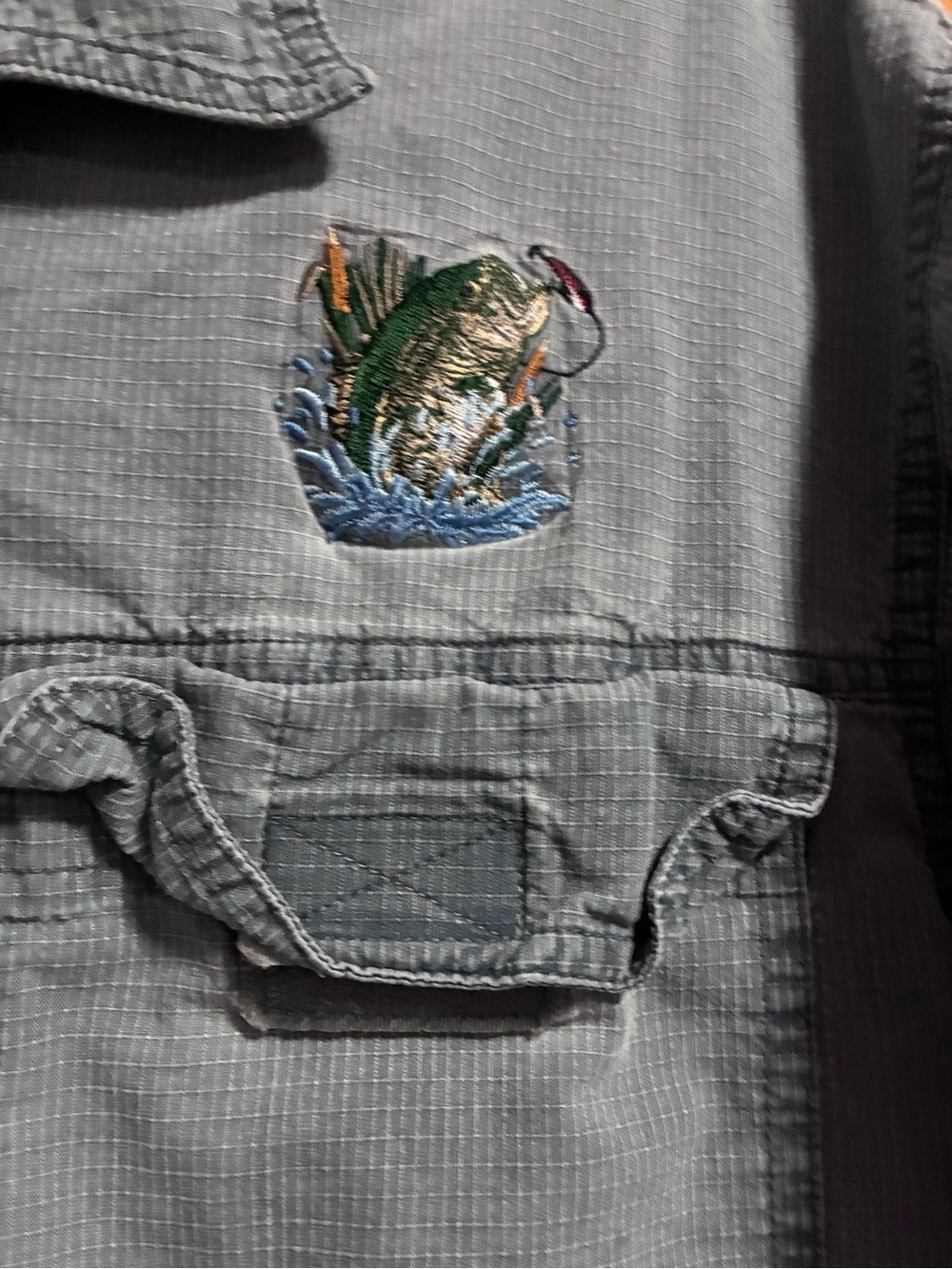RedHead Men's Faded Blue Short-Sleeve Button-Down Shirt with Embroidered Fish - Picture 2 of 3